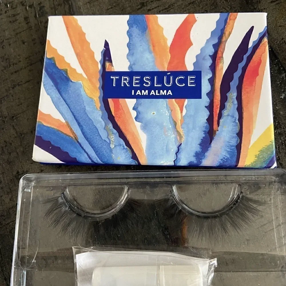 NWT tresluce eyeshadow palette and faux lashes